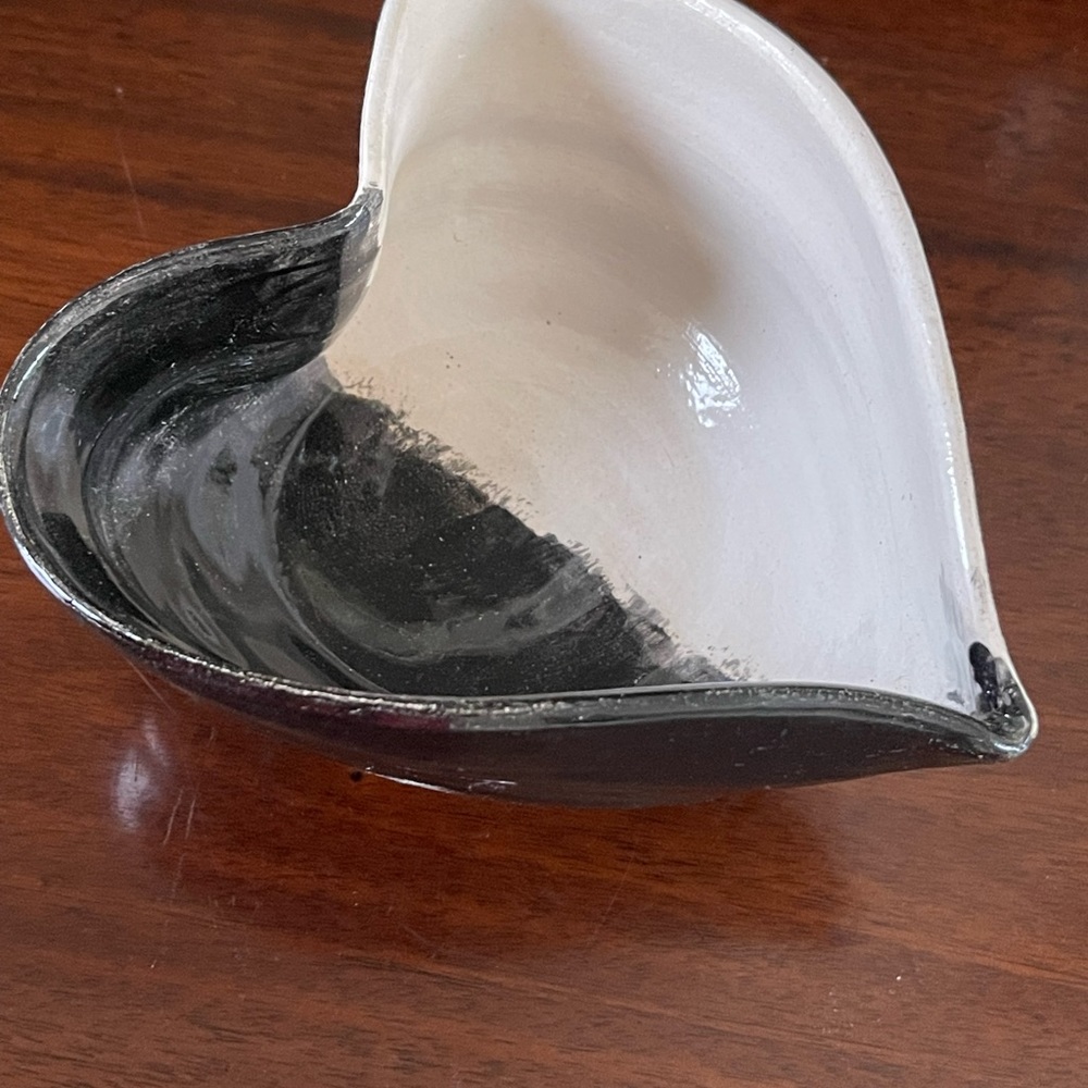 Studio Art Pottery Heart Shape Bowl Dish Trinket Dish Signed 1/2 White 1/2 Black - Picture 3 of 7